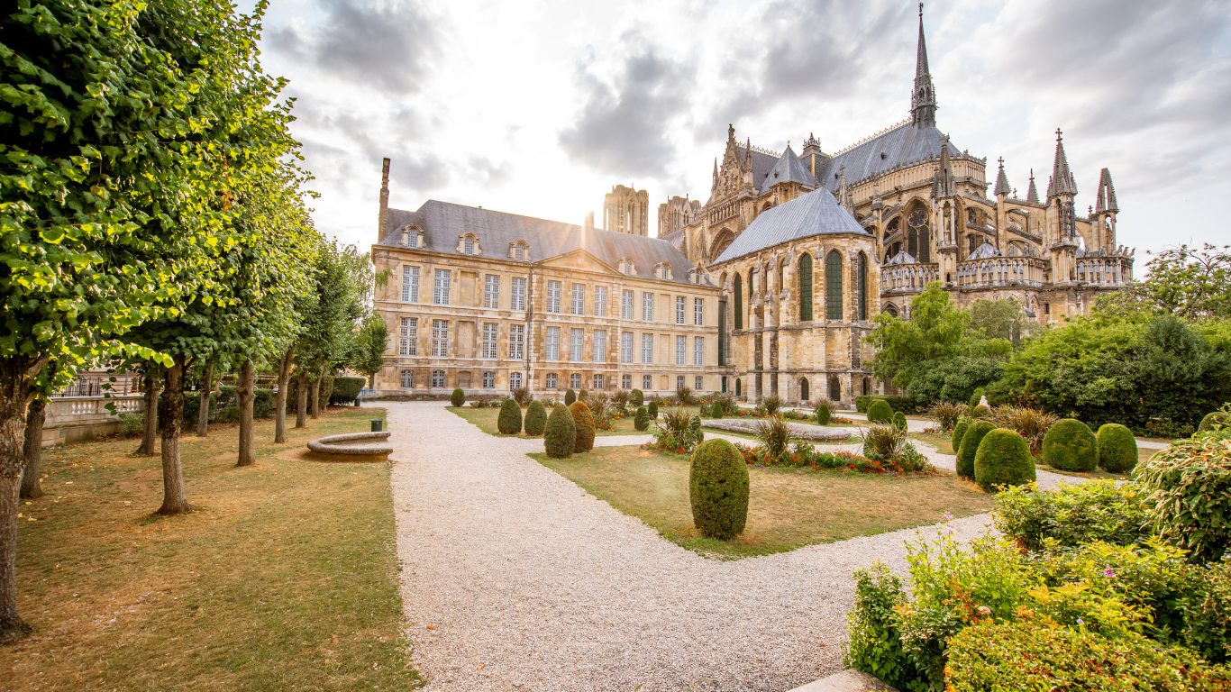 courtyard view of the Notre-Dame de Reims cathedral