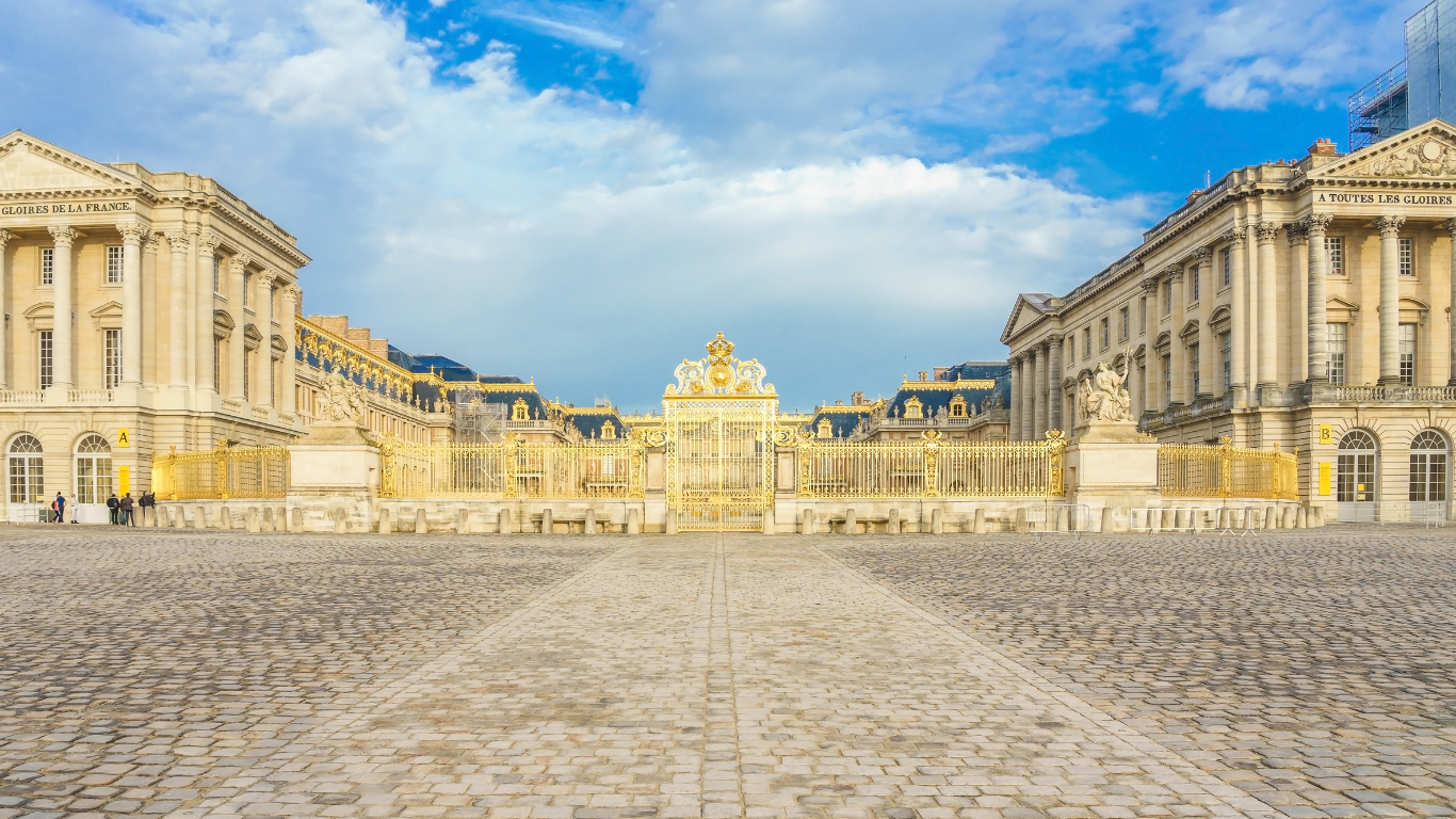 looking at the main entrance of the Palace of Versailles