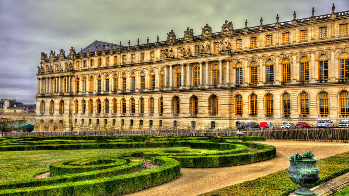 view of the courtyard and back of the palace of Versailles