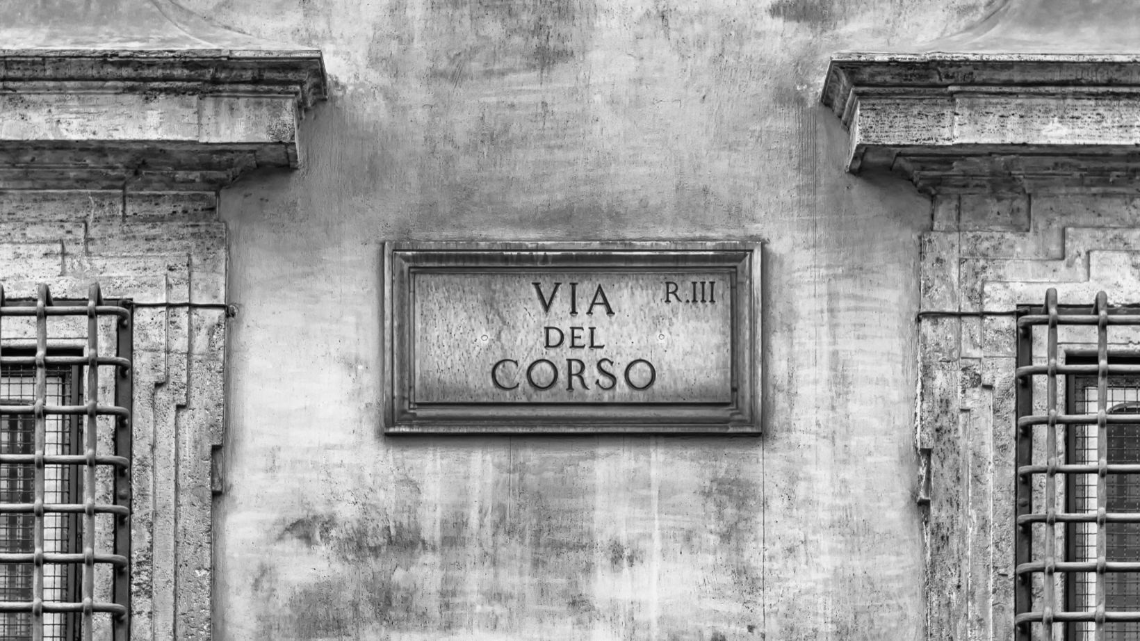 Via del Corso building and sign in Rome