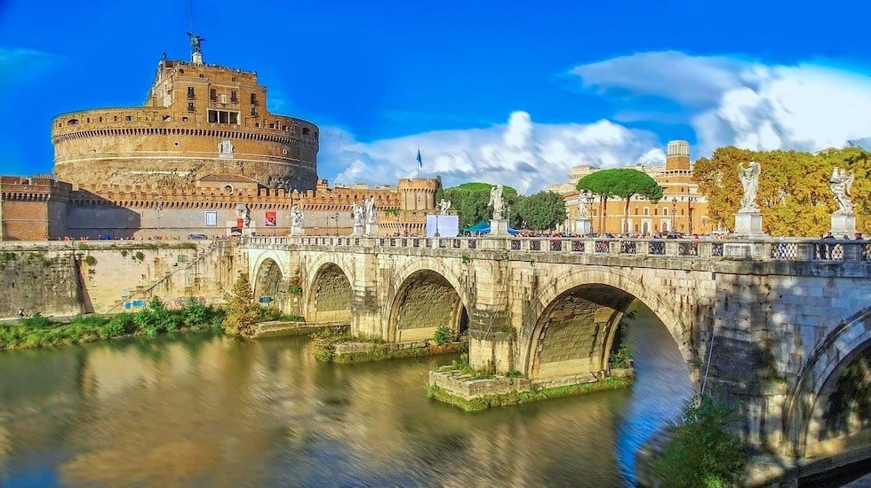 Castel Sant’Angelo bridge that goes to the Vatican