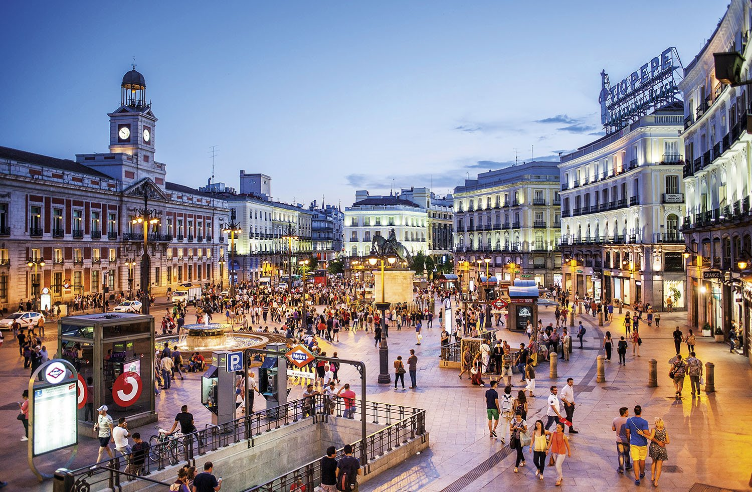 busy night scene in Barrio de las Letras Madrid