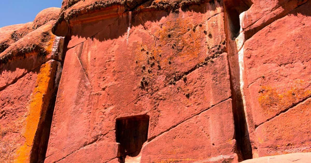 Doorway Aramu Muru - Lake titicaca travel guide