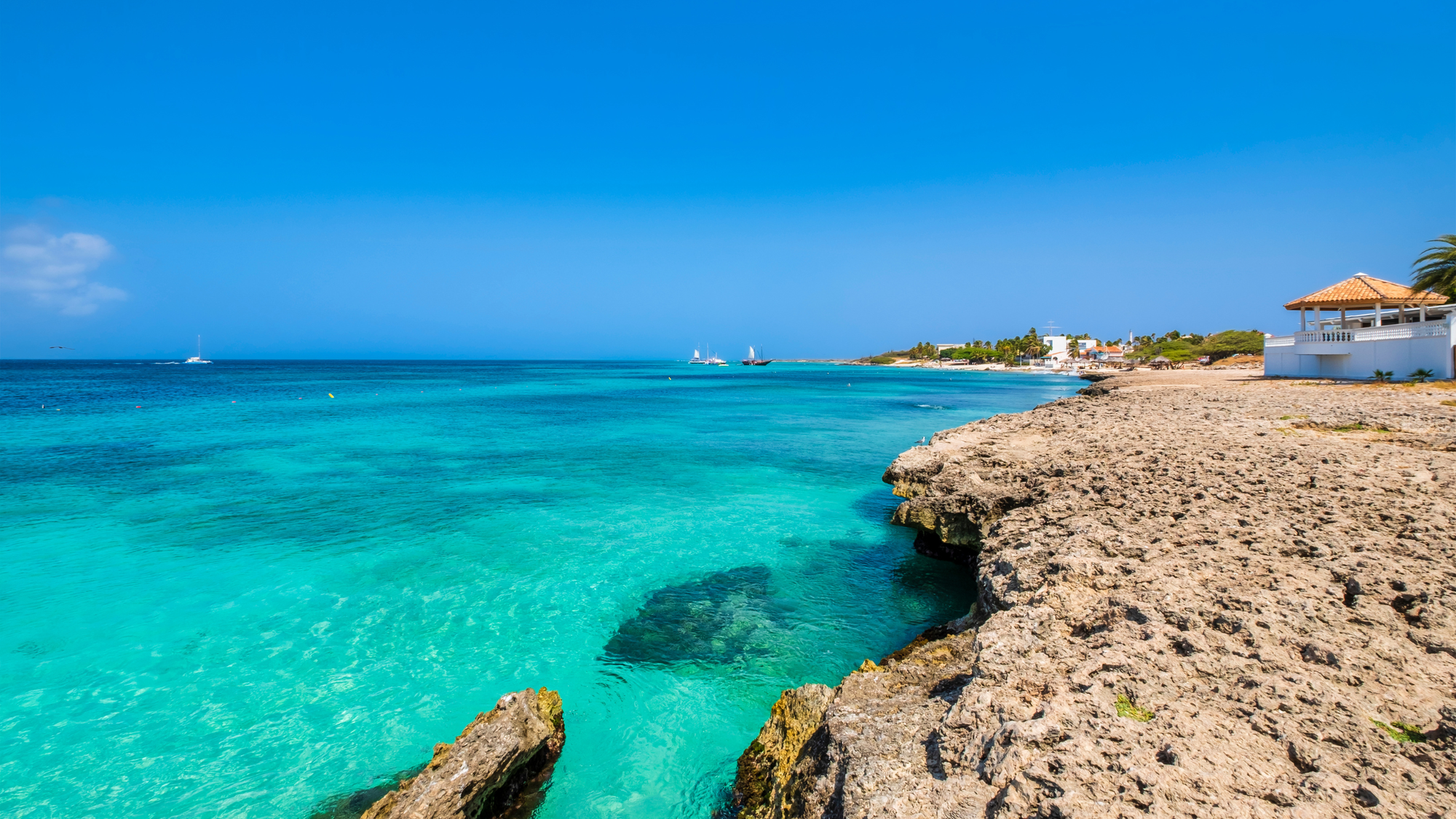 Clear waters and rocky shoreline of Malmok Beach