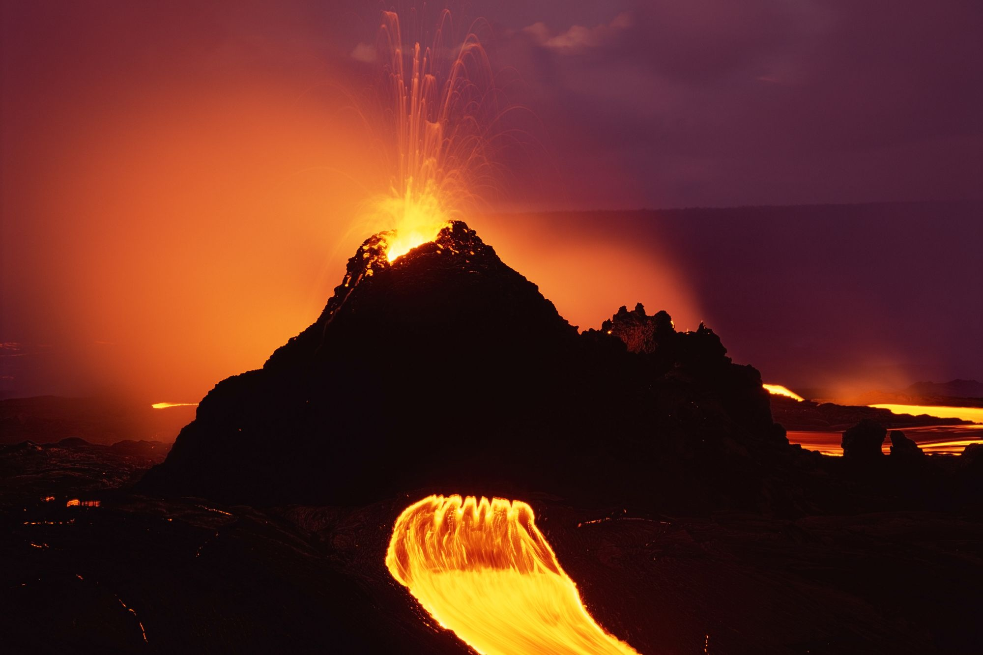 Kilauea volcano erupts spewing hot lava