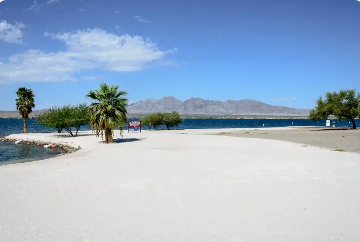 Sandy beach at Windsor Beach, Lake Havasu